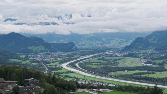 莱茵河畔瓦杜兹山谷风景全景列支敦士登阿尔卑斯山视频素材模板下载
