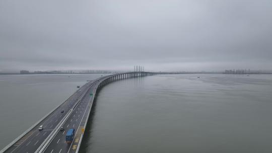 胶洲湾大桥雾天航拍