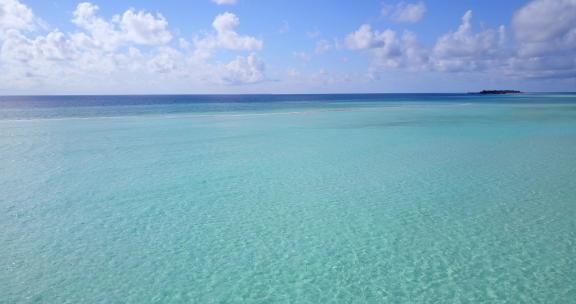 白色沙滩天堂海滩和水蓝色彩色水背景的日间无人机岛屿景观