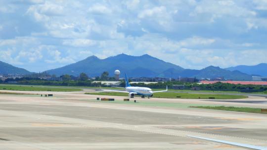 厦门高崎国际机场飞机跑道上准备起飞的航班