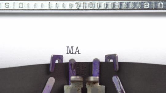 美国制造短语特写正在打字并以老式打字机上的一张纸为中心