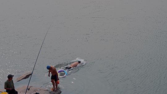 江边游泳钓鱼视频素材模板下载