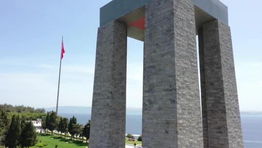 恰纳卡莱烈士纪念碑和土耳其国旗视频素材模板下载
