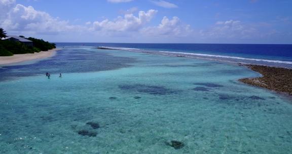 高分辨率白色天堂海滩和绿松石海背景的日间空中岛屿视图