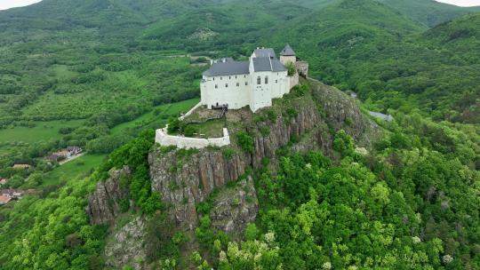 匈牙利福泽山顶上中世纪城堡的鸟瞰图视频素材模板下载