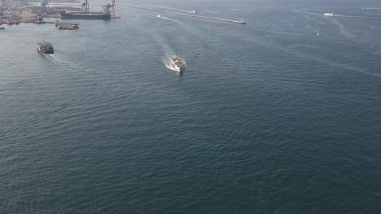 航拍在伊斯坦布尔海面行驶的船