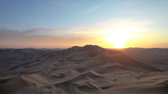 航拍新疆沙漠沙丘日落夕阳