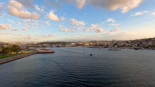 土耳其伊斯坦布尔市的延时摄影，博斯普鲁斯海峡景观