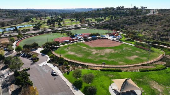 无人机向加利福尼亚卡尔斯巴德阿尔加北公园内的棒球场前进。