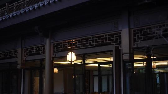 夜晚中式传统建筑灯光