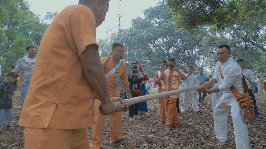 云南旅游德宏盈江傣族泼水节采花扭杆比赛