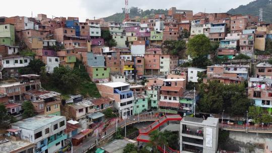 山地城市陡峭山坡贫民窟社区的上升天线