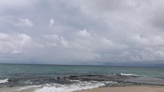 巴厘岛海滩手持拍摄POV冲浪远景动感镜头