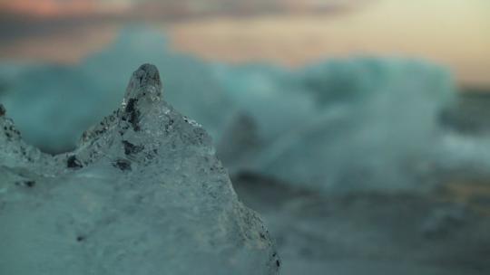 2231_在海岸上破碎的冰山