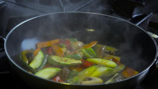 在煎锅中烹饪蔬菜 