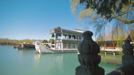 北京颐和园昆明湖上的石舫