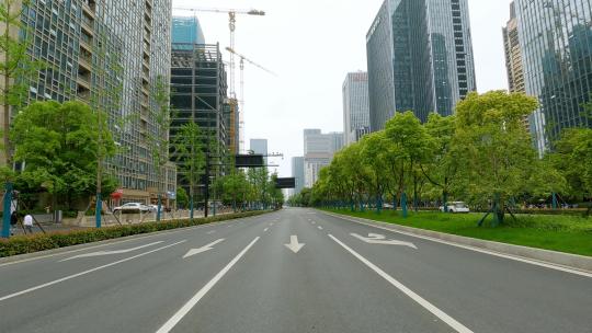 白天杭州市民和路车尾行车空镜