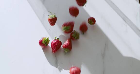草莓散落在桌子上