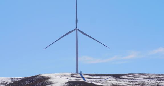 山脊上的风力发电机