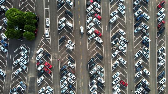 航拍城市商业区整齐的停车场道路停车位