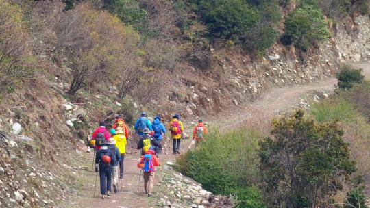 四川甘孜攀登那玛峰的登山者徒步进山