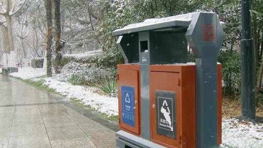 雪中垃圾桶慢动作4k视频素材模板下载