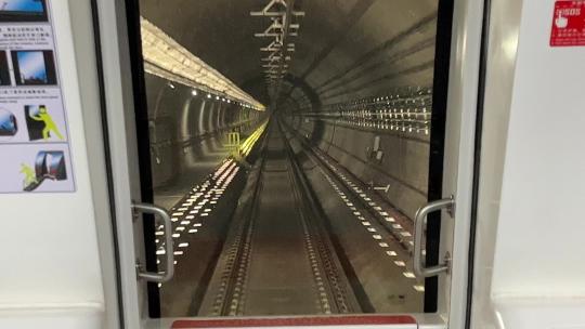 4K高清实拍地铁在隧道内高速前进