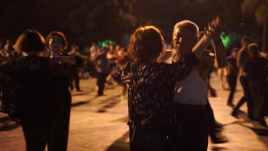 公园广场舞晚上休闲活动夜晚老年人跳舞锻炼视频素材模板下载