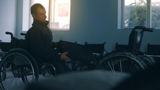 一名男子在工厂挑选轮椅