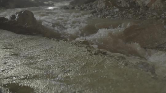 M1夜晚拍摄湍急的河流视频素材模板下载