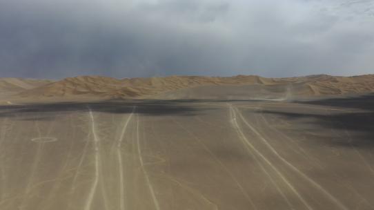 沙漠阴天起风扬沙推进