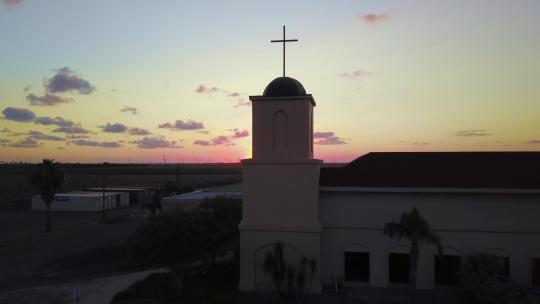 德克萨斯州美丽日落的教堂尖塔