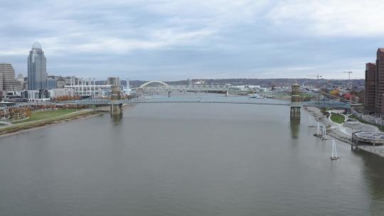 实拍城市中河面上的跨河大桥