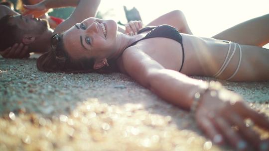 女人躺在沙滩上