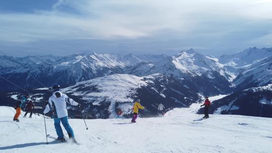 人们正在雪山滑雪