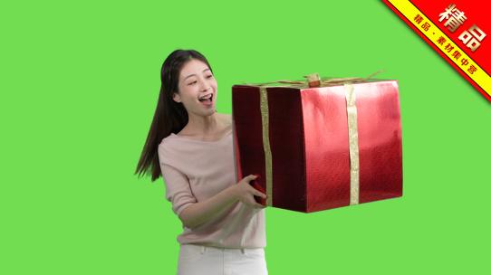 精品 · 女生手拿大号礼物盒展示绿幕抠像视频素材模板下载
