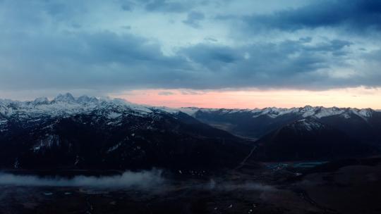 川西雪山夕阳山脉