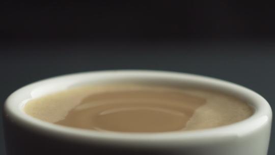 掉落的咖啡滴视频素材模板下载
