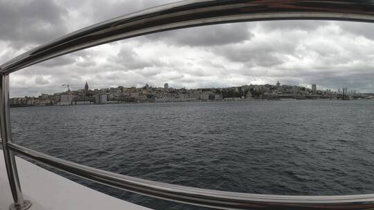从海上的小船上看城市风景