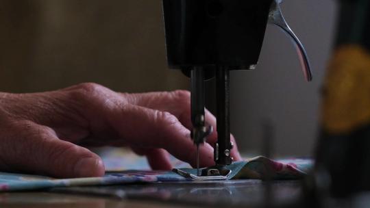 回忆奶奶老式缝纫机针线活年代感升格空镜视频素材模板下载