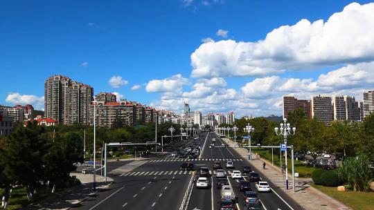 城市道路交通车流蓝天白云下的城市