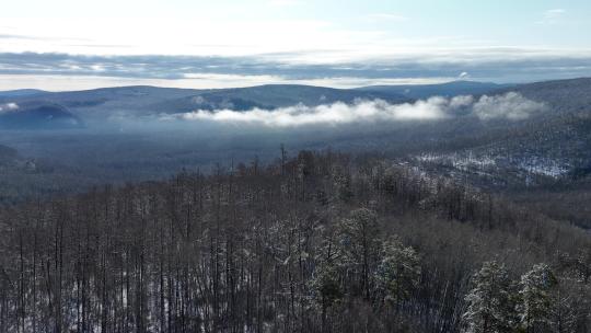 大兴安岭早春雪后雪色山岭云雾