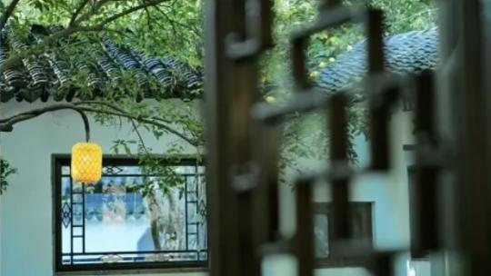 苏州园林中式庭院古建筑屋檐水光倒影走廊