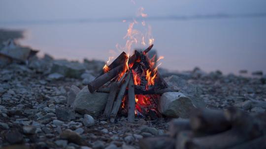 湖边火堆