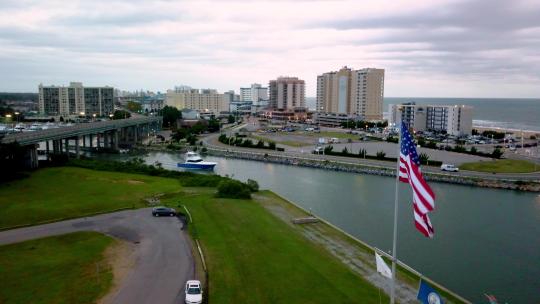美国国旗飘扬在弗吉尼亚海滩弗吉尼亚在4k视频素材模板下载