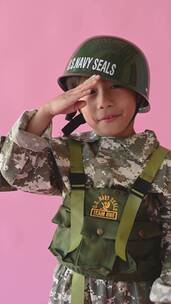穿着美国海豹突击队制服敬礼的男孩竖屏