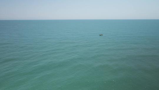 孤零零的小渔船在水中