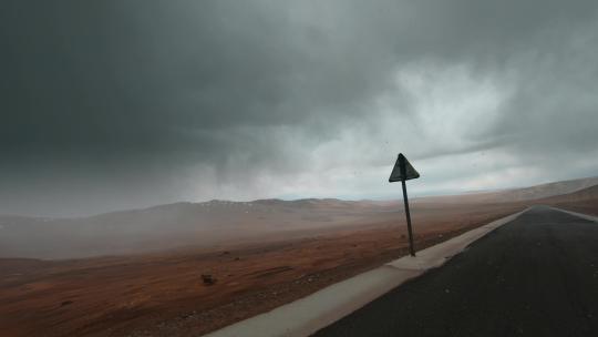 西藏旅游风光219国道车窗外雨雾牧场