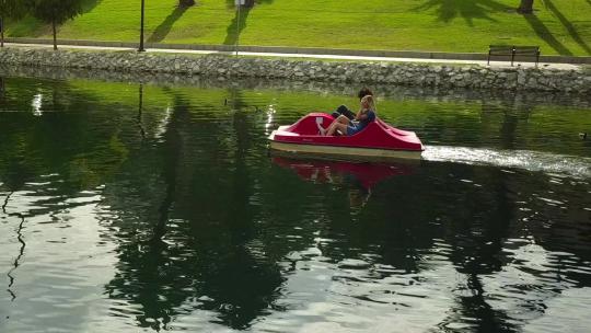 情侣在湖上划船