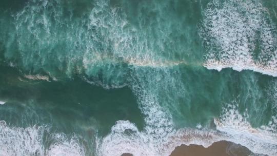 海浪沙滩海浪拍打沙滩航拍旅拍潮汐